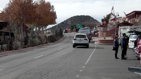 Downtown-Sedona,-Arizona-with-vehicles-and-pedestrians-with-stable-video
