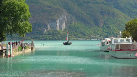 Reines,-Klares-Wasser-Entweicht-Aus-Dem-See-Und-Fließt-In-Die-Kanäle,-Die-Durch-Das-Historische-Zentrum-Von-Annecy-Verlaufen