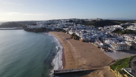 Luftaufnahme-Eines-Leeren,-Wunderschönen-Strandes-In-Albufeira-Mit-Sanften-Wellen,-Die-An-Der-Küste-Brechen