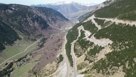 Carretera-De-Montaña-En-El-Valle-De-Aran,-Pirineos,-Norte-De-España---Antena-4k-Hacia-Atrás