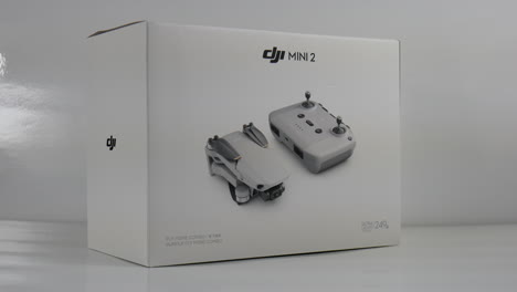 Caja-De-Drones-DJI-Mini-2,-Foto-De-Estudio-Con-Fondo-Blanco