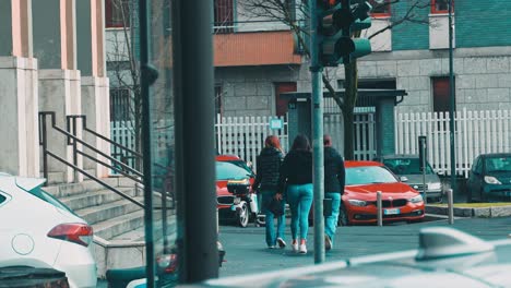 El-Centro-De-Milán,-Mujeres-Jóvenes-Y-Vehículos-Avanzan.