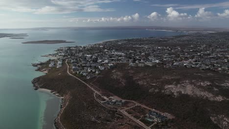 Vista-Panorámica-De-Shark-Bay-En-La-Laguna-Langebaan-Cerca-Del-Parque-Nacional-De-La-Costa-Oeste,-Sudáfrica