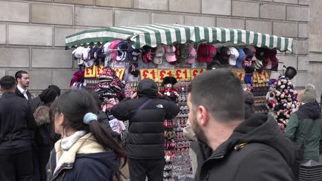 Turistas-Israelíes-Compran-Regalos-En-Un-Puesto-En-Whitehall-Street-En-Londres,-Reino-Unido