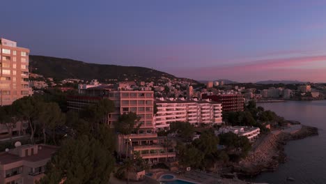 Luz-Rosada-Del-Atardecer-A-Través-De-Edificios-De-Apartamentos-En-Palma,-Mallorca