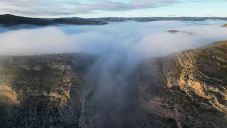 Valle-Brumoso-De-La-Montaña-Y-Paisaje-Natural-Escénico-En-Albarracín,-España---Antena-4k