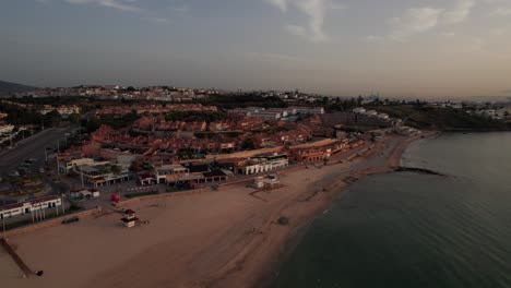 Luftbild-Drohnenvideo-über-Die-Spanische-Stadt-Algeciras-Mit-Panoramablick-Auf-Die-Stadt-Während-Des-Eindrucksvollen-Sonnenaufgangs