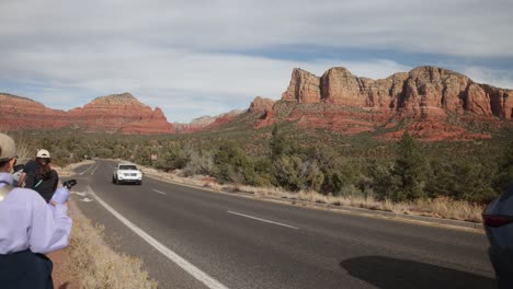 Time-lapse-Sedona,-Arizona-buttes-with-vehicles-driving-by