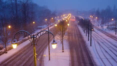 Luminosas-Farolas-Iluminadas-En-Carreteras-Nevadas-De-Bruselas,-Bélgica