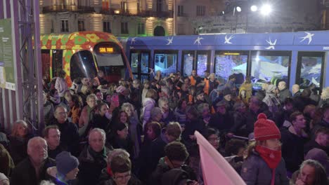 Toma-Panorámica-Lenta-De-Residentes-De-Montpellier-Reunidos-Para-El-Transporte-Gratuito.