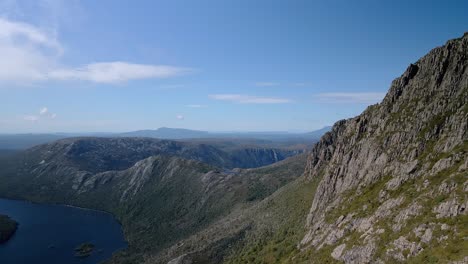 Drohnenaufnahme-Einer-Hügelklippe-Mit-Himmelslandschaft-Im-Hintergrund