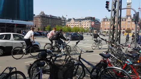 Fahrrad--Und-Autoverkehr-In-Der-Innenstadt-Von-Kopenhagen,-Dänemark