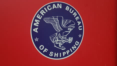 Aufkleber-Des-American-Bureau-Of-Shipping-Mit-Logo-Auf-Rotem-Behälter,-Nahaufnahme