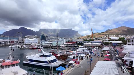 Wunderschönes-Kapstadt-Panorama-An-Der-Touristischen-Uferpromenade-Mit-Blick-Auf-Den-Tafelberg