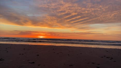 Un-Timelapse-Del-Sol-Justo-Antes-De-Hundirse-En-El-Mar