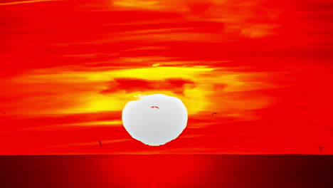 Große-Goldene-Sonne-Sonnenuntergang-über-Dem-Meer-Orange-Himmel-Zeitraffer-Hoffnungsvoll-Schön
