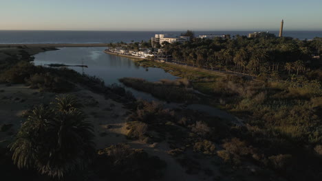 Magia-En-La-Playa-De-Maspalomas:-Delicias-Aéreas-Al-Amanecer-En-Gran-Canaria,-Una-Maravilla-Natural