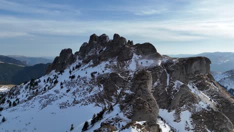 Majestätische-Ciucas-Berge-Unter-Einem-Klaren-Himmel-Mit-Einer-Schneedecke