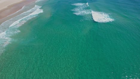 Foamy-Waves-In-The-Coastline-Of-Palm-Beach-In-Summer-In-QLD,-Australia