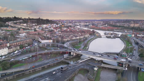 Vista-Aérea-Crepuscular-Sobre-El-Puente-Giratorio-Plimsoll-Y-La-Cuenca-Cumberland,-Hotwells