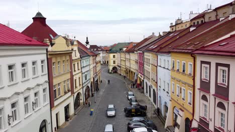 Farbenfrohe-Gebäude-In-Der-Historischen-Stadt-Hradec-Kralove-In-Der-Tschechischen-Republik