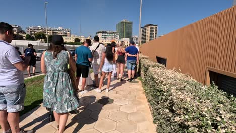 Siga-La-Foto-Del-Turista-Caminando-Desde-El-Puerto-De-Palermo-Hasta-El-Centro-De-La-Ciudad