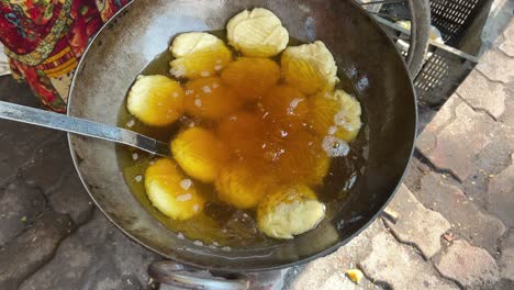 Thekua-being-deep-fried-in-a-local-dhaba-in-Bihari-Style