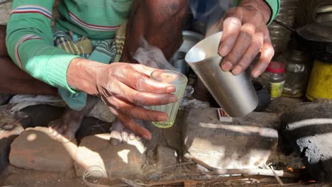Tee-Wird-Von-Einem-Alten-Armen-Mann-In-Einer-Lokalen-Dhaba-Im-Bihari-Stil-In-Einem-Traditionellen-Lehmofen-Serviert