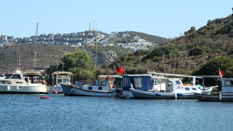 Blick-Auf-Segelboote,-Die-über-Der-Marina-In-Gumusluk,-Bodrum-In-Der-Türkei-Anlegen