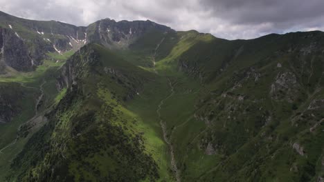 üppiges-Grünes-Tiganesti-Tal-Unter-Bewölktem-Himmel,-Dramatische-Berglandschaft