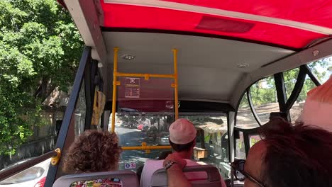 Aufnahme-Aus-Einem-Hop-on-Hop-Bus-Bei-Einer-Stadtrundfahrt-Durch-Palermo-In-Italien