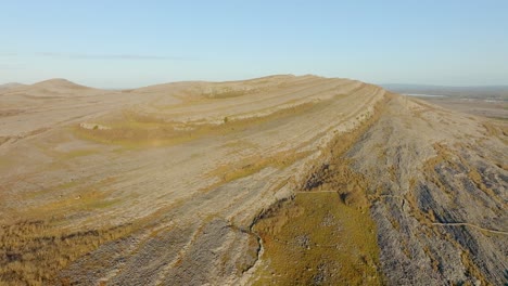 Las-Líneas-Estratigráficas-Se-Extienden-A-Lo-Largo-De-Colinas-De-Piedra-Caliza-En-Un-Día-Soleado-Con-Paredes-De-Roca-En-El-Burren-Irlanda