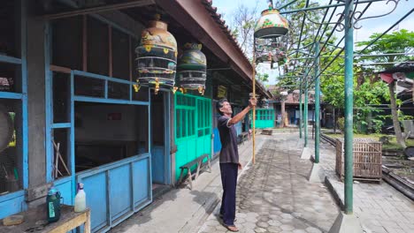 Pasty-Zona-Hewan-Yogyakarta:-Un-Vendedor-De-Aves-Recogiendo-Una-Jaula-Para-Guardarla-En-Su-Establecimiento-Al-Final-Del-Día-En-Un-Famoso-Mercado-De-Aves-En-Indonesia