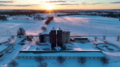 Sprawling-rural-farm-in-USA-during-winter-snow