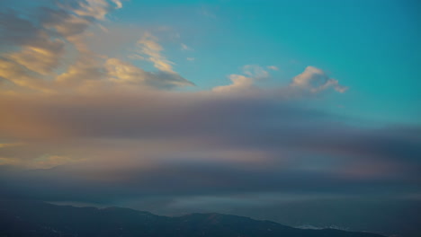 Timelapse-De-Nubes-En-Movimiento-Con-Cielo-Azul-Y-Fondo-De-Montaña