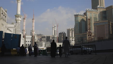 Familia-Musulmana-En-El-Hajj-Caminando-Hacia-La-Meca