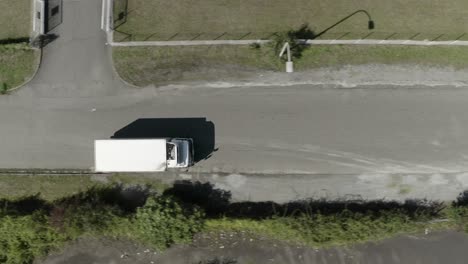Weißer-LKW-Fährt-Auf-Asphaltierter-Straße