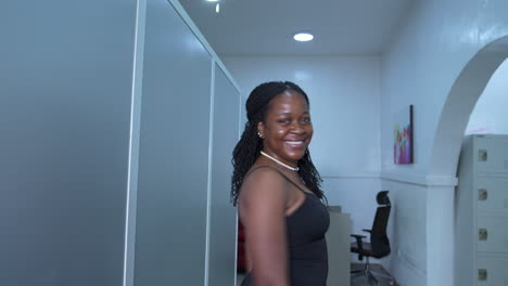 Junge,-Attraktive-Afrikanische-Frau-Flirtet-Mit-Der-Kamera-In-Einem-Büro