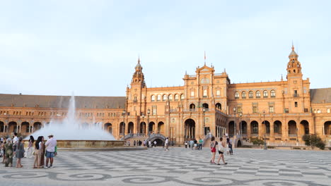 Menschen-Am-Steinmosaikboden-Der-Plaza-De-Espana-In-Sevilla,-Andalusien,-Spanien