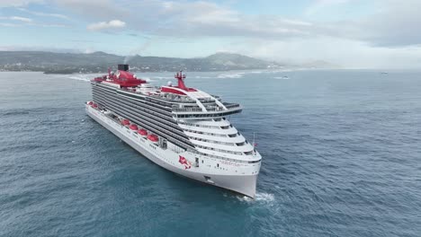 Virgin-Kreuzfahrtschiff-Kommt-Im-Hafen-Von-Puerto-Plata-In-Der-Dominikanischen-Republik-An,-Luftaufnahme-Einer-Drohne