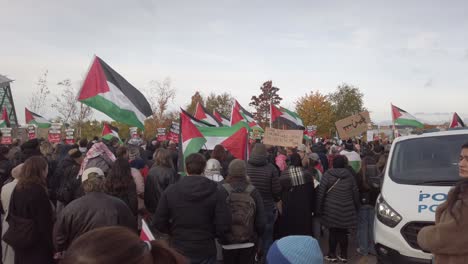 Una-Toma-Amplia-De-Partidarios-De-Palestina-Fuera-Del-Edificio-De-La-BBC-En-Escocia.