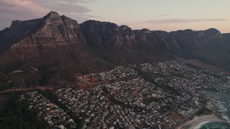 Camps-Bay-Suburbio-Con-El-Parque-Nacional-Table-Mountain-Al-Fondo-Al-Atardecer-En-Ciudad-Del-Cabo,-Sudáfrica