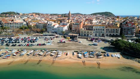 Una-Perspectiva-A-Vista-De-Pájaro-De-Palamós-Captura-La-Esencia-De-La-Vida-Mediterránea,-Con-Costas-Bañadas-Por-El-Sol-Y-Horizontes-Azules.