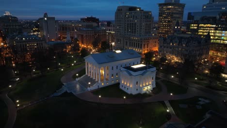 Edificio-Del-Capitolio-De-Virginia-Y-Capitolio-En-La-Noche
