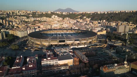 Drone-Volando-Lejos-Del-Estadio-Diego-Armando-Maradona-En-Fugagrotta,-Suburbio-De-Nápoles