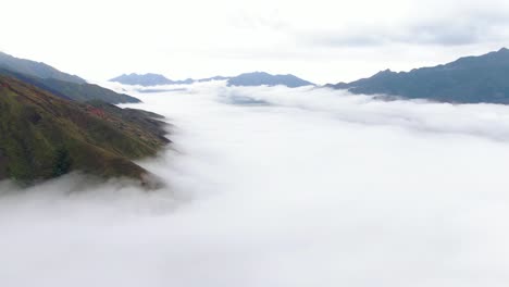 Las-Nubes-Vuelan-Entre-Majestuosos-Valles-Montañosos