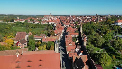 Ciudad-Medieval-De-Rothenburg-Ob-Der-Tauber-En-Una-Calle-Romántica-En-Baviera,-Alemania---Antena-4k