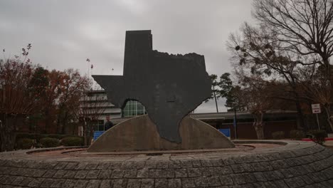 Zeitraffervideo-Einer-Texas-Statue-An-Einem-Rastplatz-Mit-Herumlaufenden-Menschen