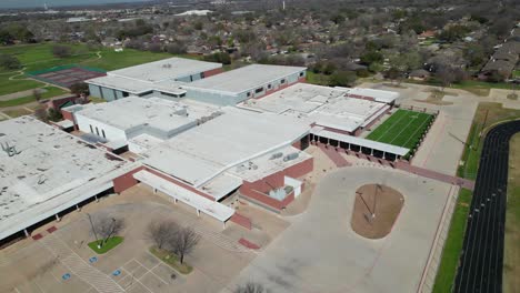 Este-Es-Un-Video-Aéreo-De-La-Escuela-Secundaria-Lake-Dallas-En-Texas,-Filmado-En-Estilo-Punto-De-Interés-En-El-Sentido-De-Las-Agujas-Del-Reloj.