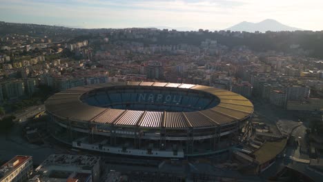 Wunderschöner-Drohnenschuss-Aus-Der-Umlaufbahn-über-Dem-Diego-Armando-Maradona-Stadion-Bei-Sonnenaufgang